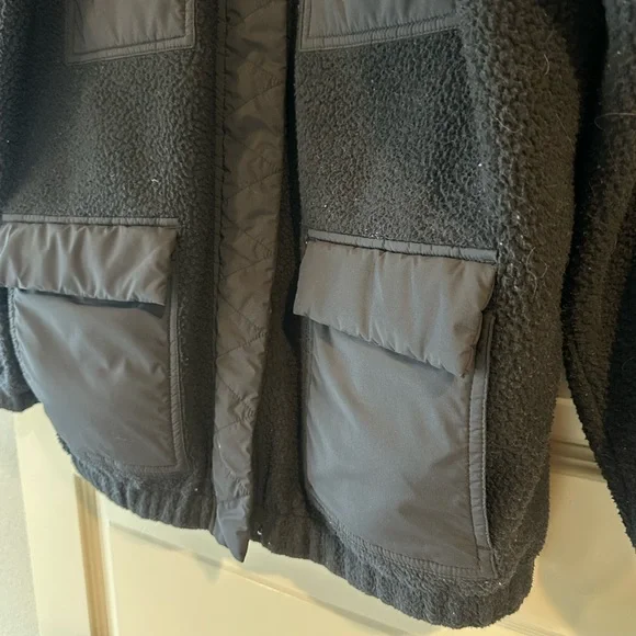 Vuori Utility Sherpa Jacket in Black - Picture 9 of 11